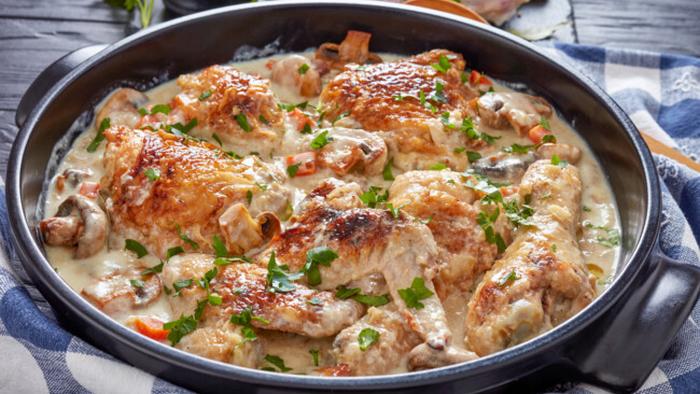Курица с грибным соусом и картофельным пюре: рецепт дня