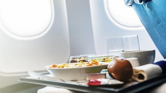Чем опасна еда на борту: ответ стюардессы