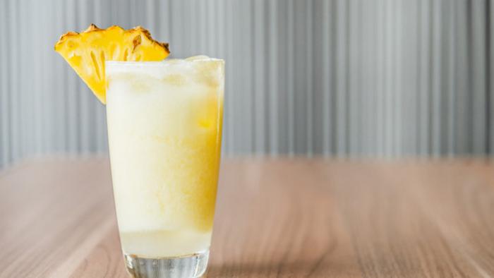 Для домашней вечеринки: рецепт освежающего коктейля из ананаса, мяты и имбиря