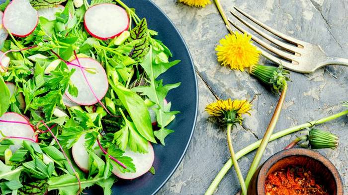 Как сделать необычный весенний салат с цветками одуванчика