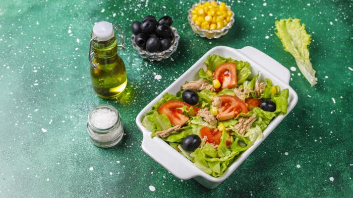 Как сделать легкий салат из тунца, зелени и помидоров