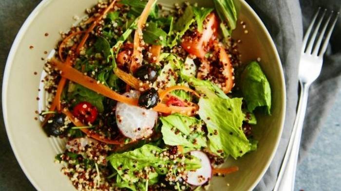 Рецепт полезного салата из киноа с редисом и шпинатом
