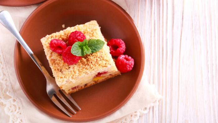 Рецепт нежных песочных пирожных с творогом и ягодами