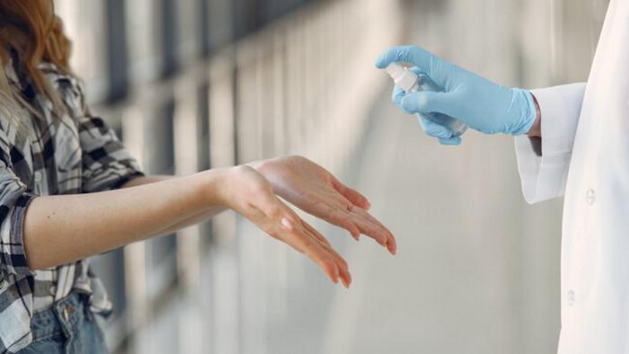 Как правильно обрабатывать руки санитайзером и сколько его нужно на самом деле: ответ доктора Комаровского