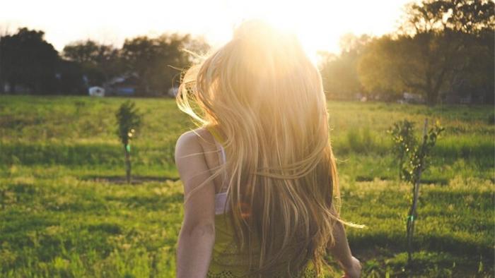 Чем солнце опасно для волос и как их защитить: советы трихолога