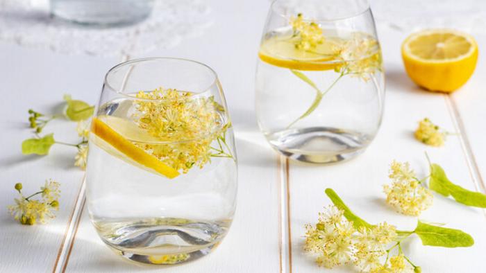 Для жарких летних дней: рецепт необычного лимонада с липой