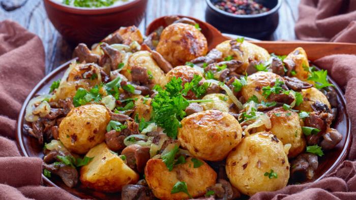 Рецепт жареной молодой картошки с грибами и чесноком