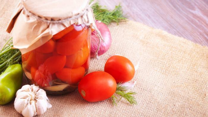 Заготовка на зиму из помидоров: рецепт с петрушкой, луком и чесноком
