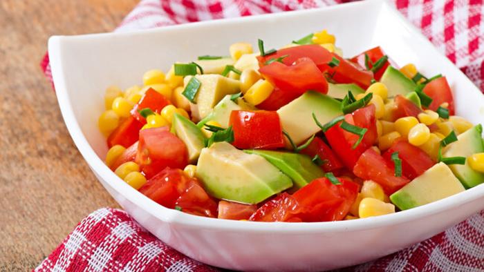 Рецепт салата из помидоров, авокадо и кукурузы