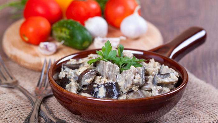 Баклажаны как грибы: рецепт тушеных овощей в сметане