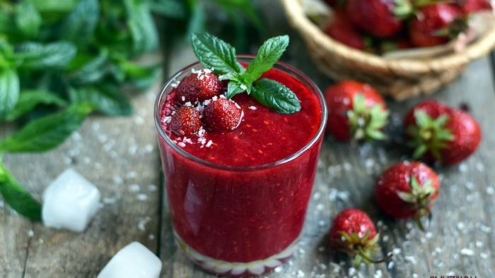 Рецепт яркого летнего смузи с ягодами и киви
