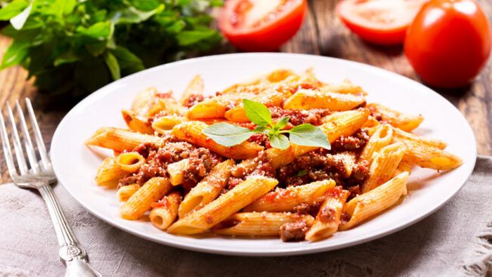Рецепт быстрого ужина: готовим макароны с фаршем и овощами