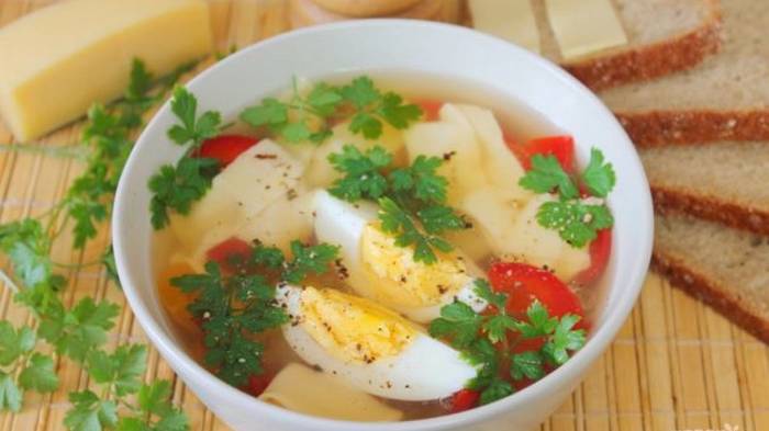 Как сварить легкий овощной суп с яйцом