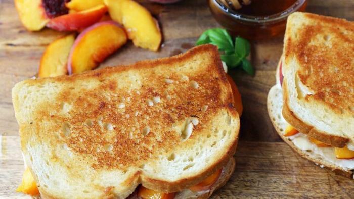 Рецепт горячих сэндвичей с персиком и сыром бри