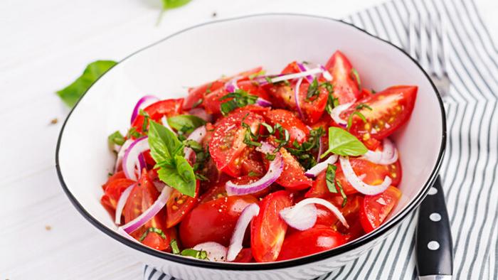 Летний салат из помидоров с красным луком и базиликом