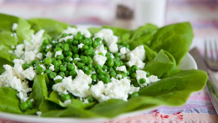 Быстрый летний салат с зеленым горошком и фетой
