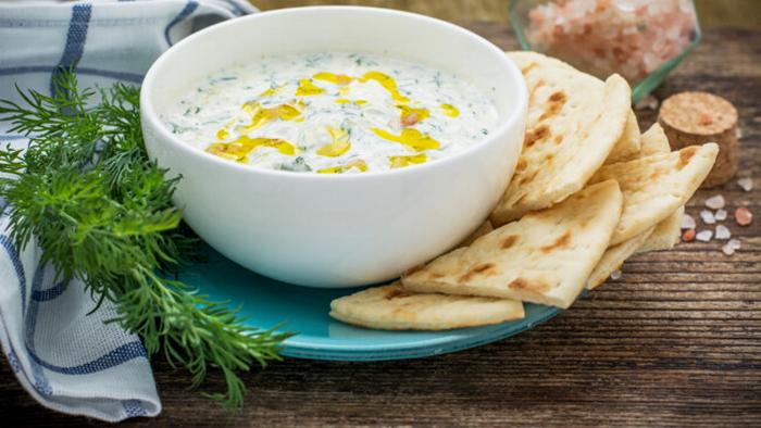 Дзадзики: рецепт греческого соуса из йогурта с огурцами