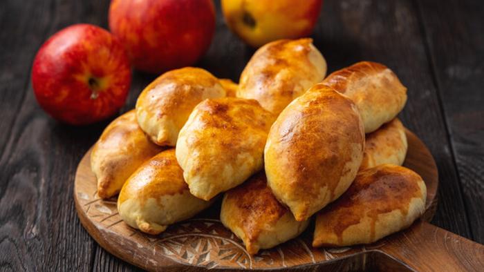 Лучший рецепт дрожжевых пирожков с яблоками и корицей