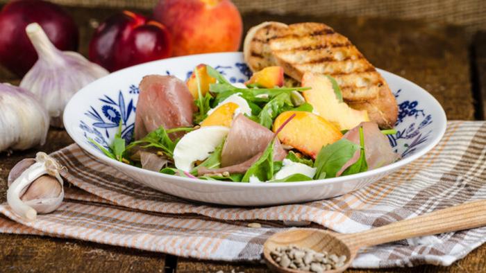 Рецепт летнего салата с персиками, хамоном и моцареллой