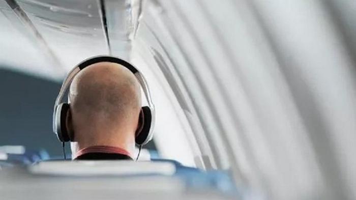 Почему не нужно использовать наушники в самолете: ответ стюардессы