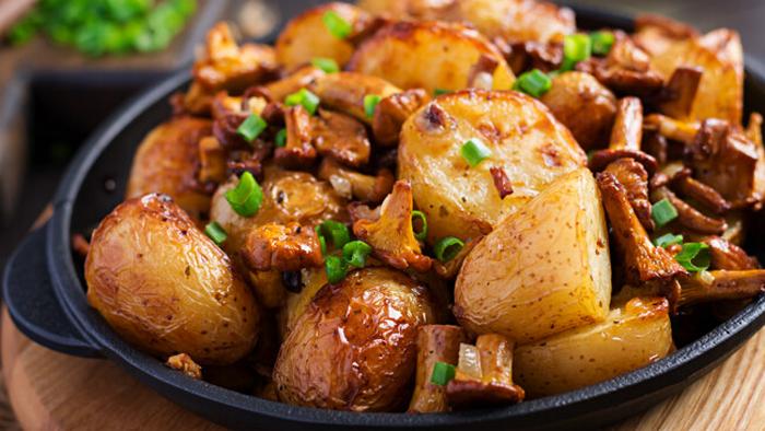 Как приготовить жареный молодой картофель с лисичками и зеленью