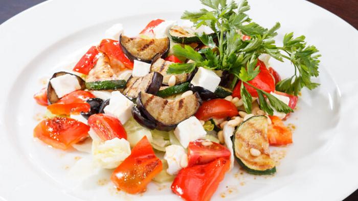 Теплый салат из летних овощей с фетой: рецепт приготовления