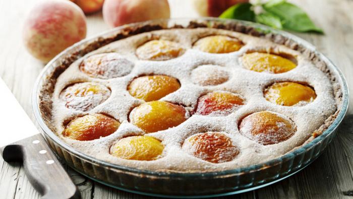 Как испечь ароматный персиковый пирог со сметаной