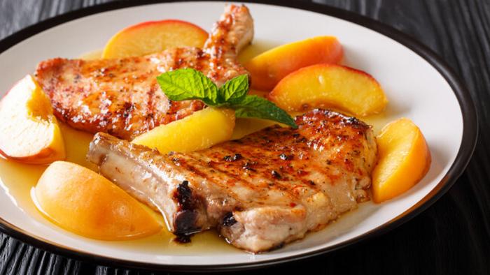 Рецепт сочных свиных отбивных с персиками и медом