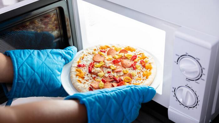 Лайфхак: как правильно разогреть пиццу в микроволновке