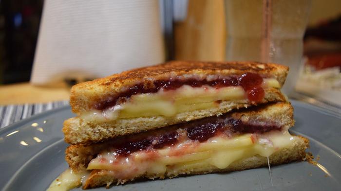 Рецепт вкуснейшего горячего сэндвича с бри, клюквой и яблоком