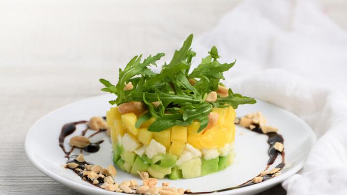 В азиатском стиле: рецепт легкого салата из манго и авокадо