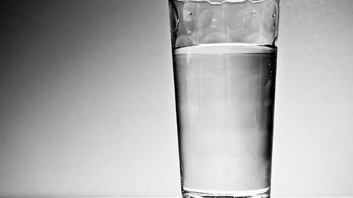 Выпивай 4 стакана воды после пробуждения