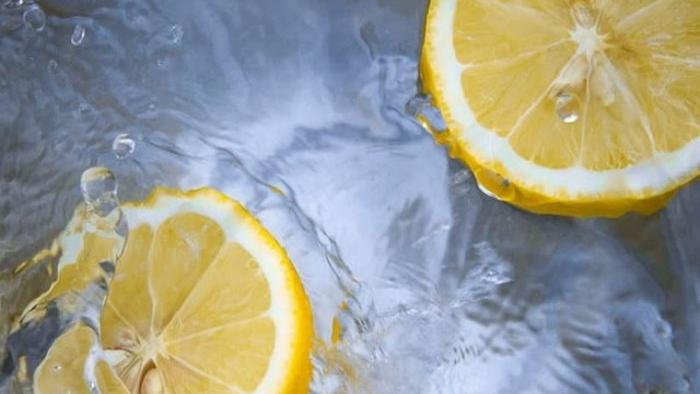 Лимонная вода: полезные свойства и предостережения, как приготовить