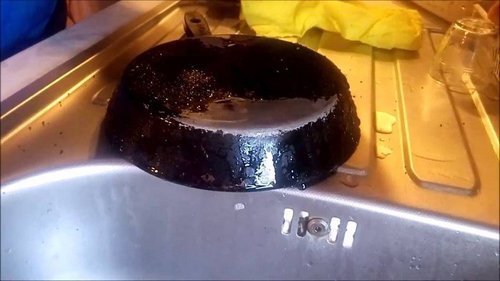 Очищаем сковороду от нагара без химии