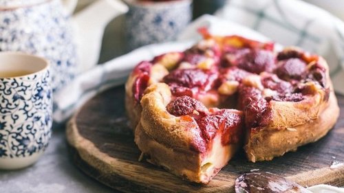 Зачем выкладывать на дно формы клубнику и заливать тестом