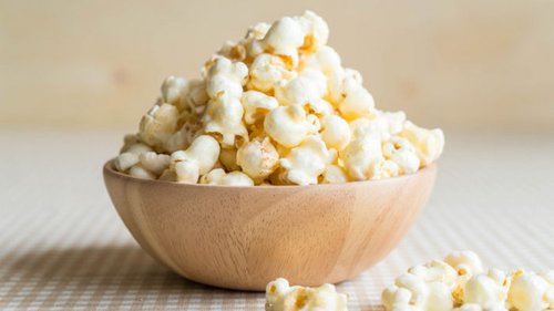 Попкорн не выходя из дому: рецепт воздушной кукурузы с карамелью