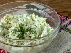 Салат из свежей капусты с вареными яйцами (рецепт)