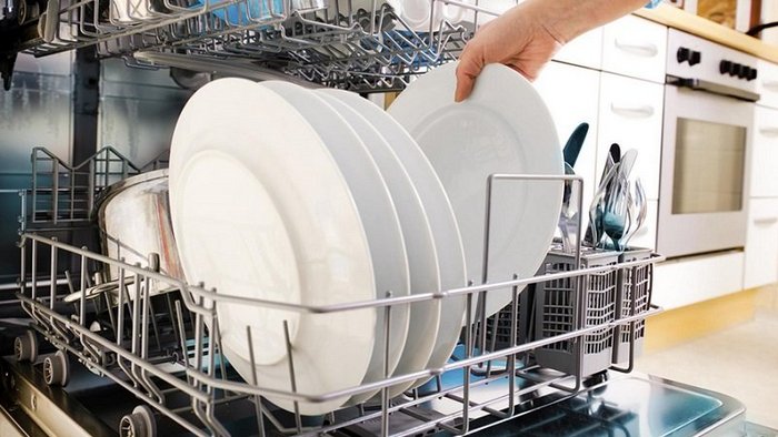 Не ополаскиваю тарелки перед загрузкой в посудомоечную машину и вам не советую