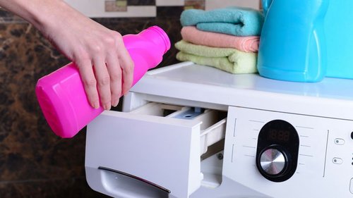 Как стирать пуховик в домашних условиях и можно ли это делать в стиральной машине