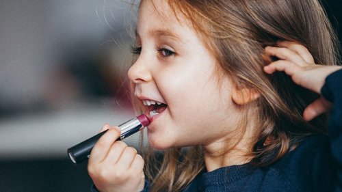 Почему взрослым не стоит пользоваться детской косметикой