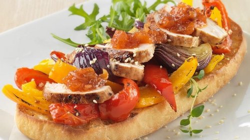 Брускетта с филе индейки и овощами