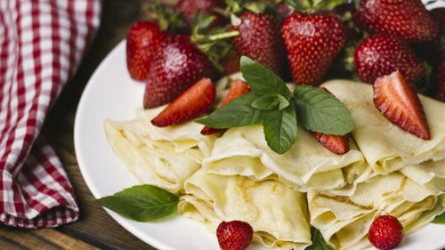 Почему на Масленицу пекут блины: история и традиции праздника