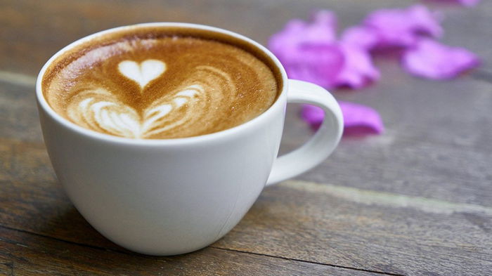 13 простых добавок к кофе, которые сделают его вкуснее и полезнее