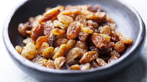 Почему нужно регулярно пить отвар изюм