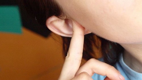 Как избавиться от воды, которая попала в ухо