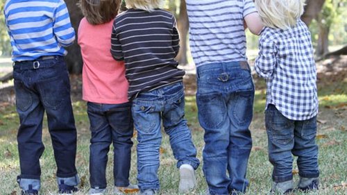 В ногу с модой: основы выбора детских джинсов на мальчика