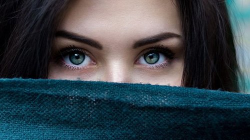 Как научиться читать собеседника по глазам