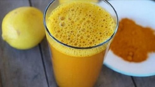 Причины, по которым стоит пить воду с куркумой каждое утро