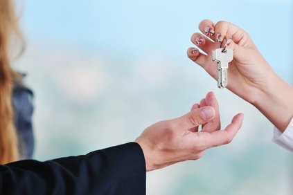 Зачем пожилой паре переезжать из трехкомнатной квартиры в однокомнатную