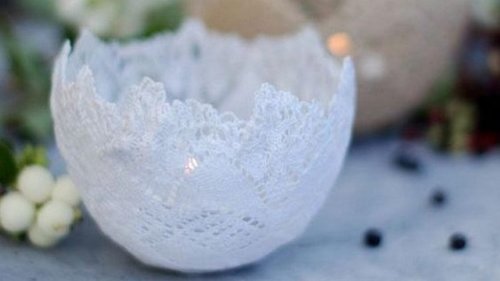 Как вписать в интерьер кружевные скатерти, связанные любимой бабушкой